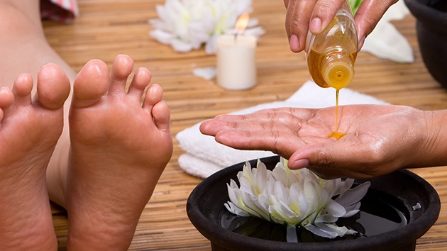 Tinh dầu nóng có tác dụng giảm đau, tăng cường lưu thông máu, cải thiện tình trạng cứng khớp, sưng đỏ khớp, tăng độ dẻo dai, hỗ trợ phục hồi các tổn thương của cơ xương khớp