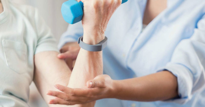 Vật lý trị liệu là phương pháp được đánh giá cao khi điều trị viêm Tennis Elbow khuỷu tay