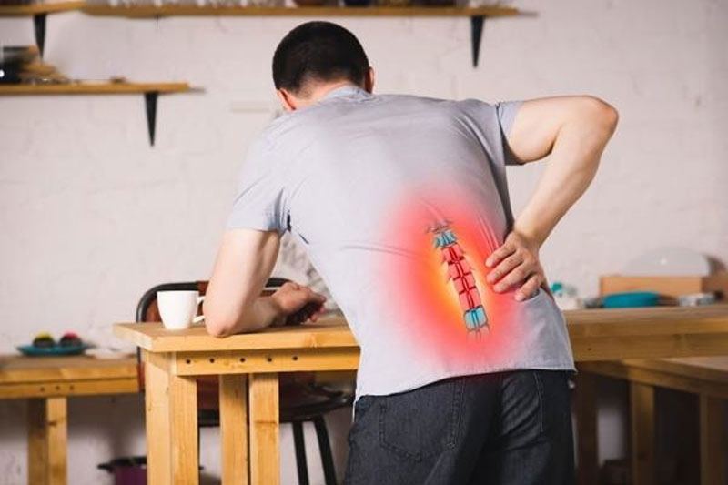 Những người dễ bị thoát vị đĩa đệm lưng bao gồm người cao tuổi, người làm việc nặng hoặc sai tư thế, người thừa cân,...