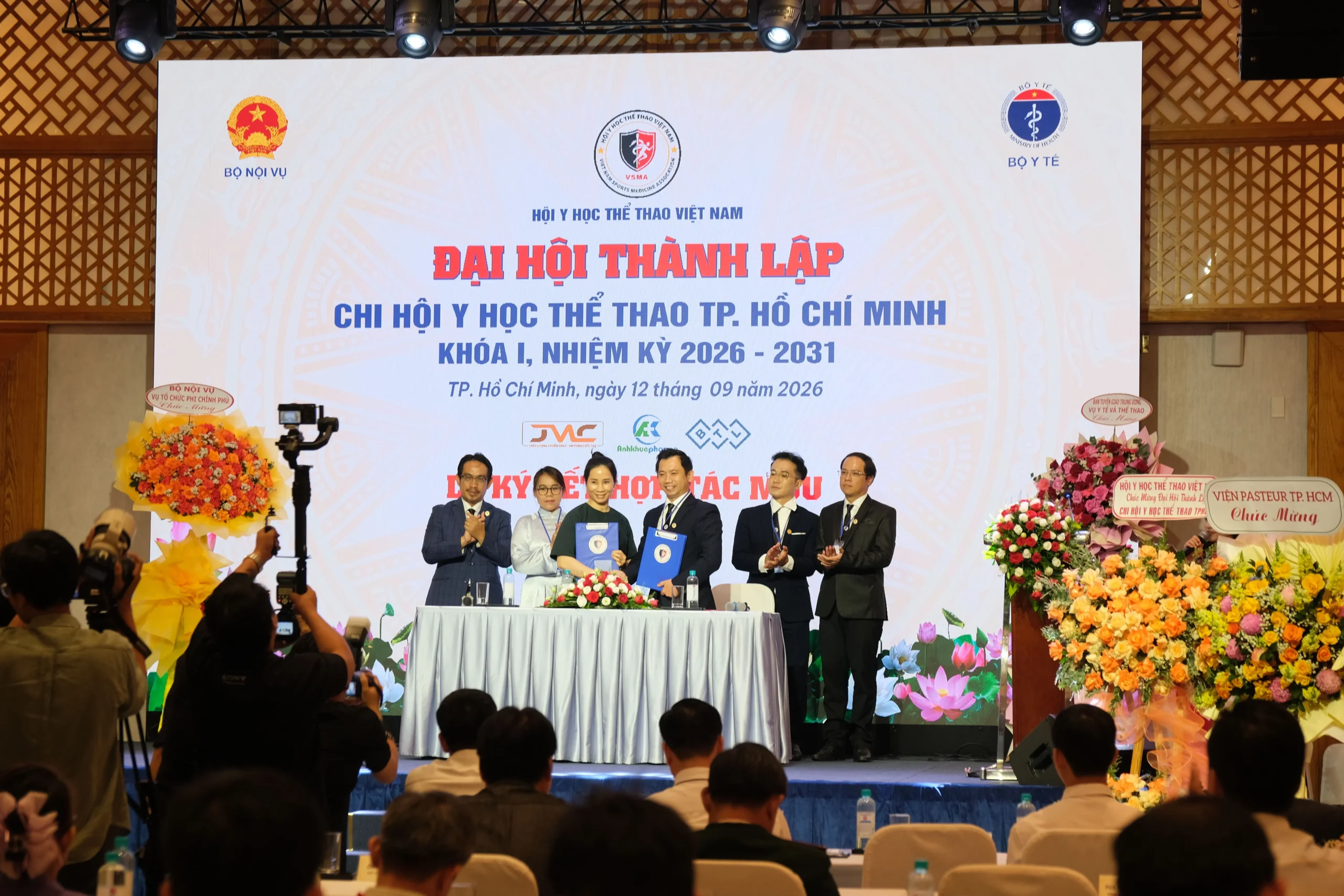 Đại diện Anh Khuê Pharma (giữa, bên trái) cùng TS. BS Nguyễn Mạnh Thắng – Chủ tịch Hội Y học Thể thao Việt Nam tại nghi thức ký kết hợp tác chiến lược ngày 12/9
