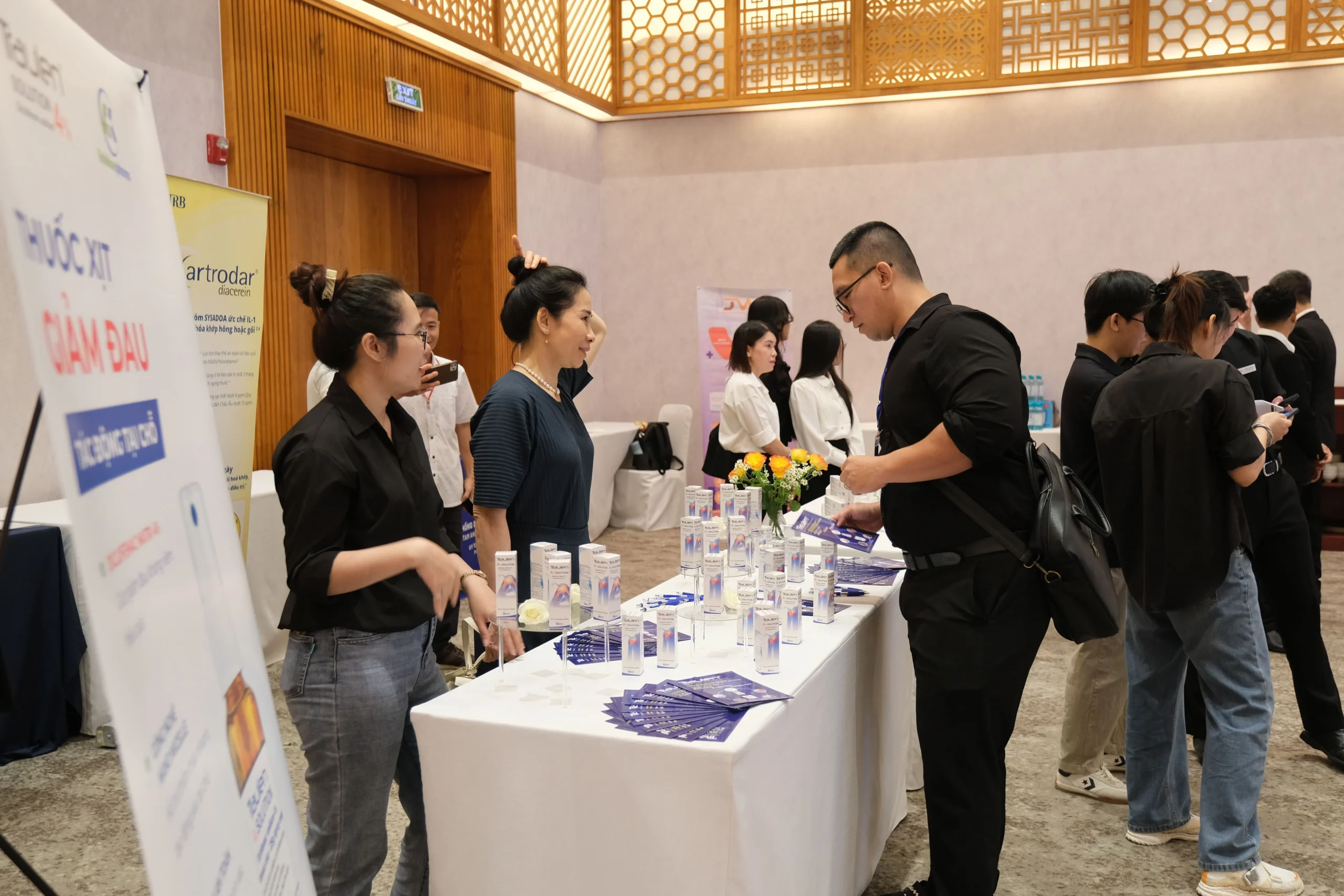 Đội ngũ Anh Khuê Pharma trao đổi cùng đại diện các đơn vị y tế, thể thao về Traulen® tại khu vực trưng bày của doanh nghiệp